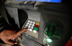 New Year पर चाहिए था Iphone इसलिए छात्र ने कुल्हाड़ी से तोड़ डाला ATM, गिरफ्तार