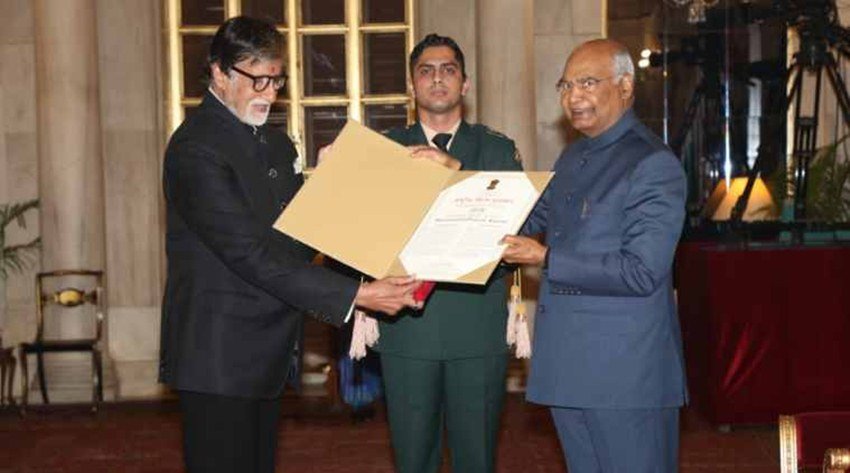 सम्मानित होने पर अमिताभ बच्चन ने ने कहा, 'भारत के राष्ट्रपति रामनाथ कोविंद जी... सूचना एवं प्रसारण मंत्री प्रकाश जावड़ेकर जी... मुझे इस सम्मान के लायक समझने के लिए धन्यवाद।'