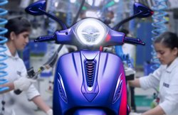 Bajaj Chetak Vs Tvs iQube: जानें ड्राइविंग रेंज, कीमत और फीचर्स में कौन-से स्कूटर को खरीदना होगा पैसा वसूल