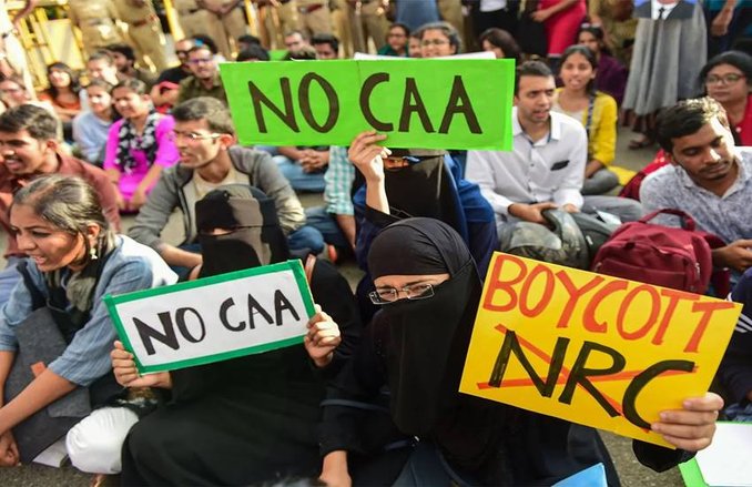 CAA विरोध-प्रदर्शन कवर कर रहे पत्रकारों को पुलिस ने रोका, पूछताछ की, फिर हिरासत में लिया, ऑन एयर रिपोर्टिंग करते मांगा ID कार्ड
