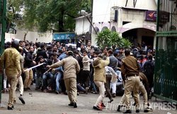 CAA: रामपुर में हिंसक प्रदर्शन के दौरान एक की मौत, पूरे प्रदेश में 10,000 लोगों पर FIR, DGP बोले- नहीं बचेंगे दोषी