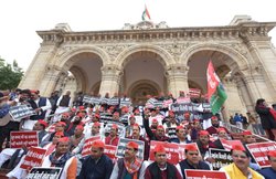 CAA Protest: यूपी विधानसभा के बाहर सपा का जबर्दस्त प्रदर्शन, पुलिस ने किया लाठीचार्ज, हिरासत में कई नेता