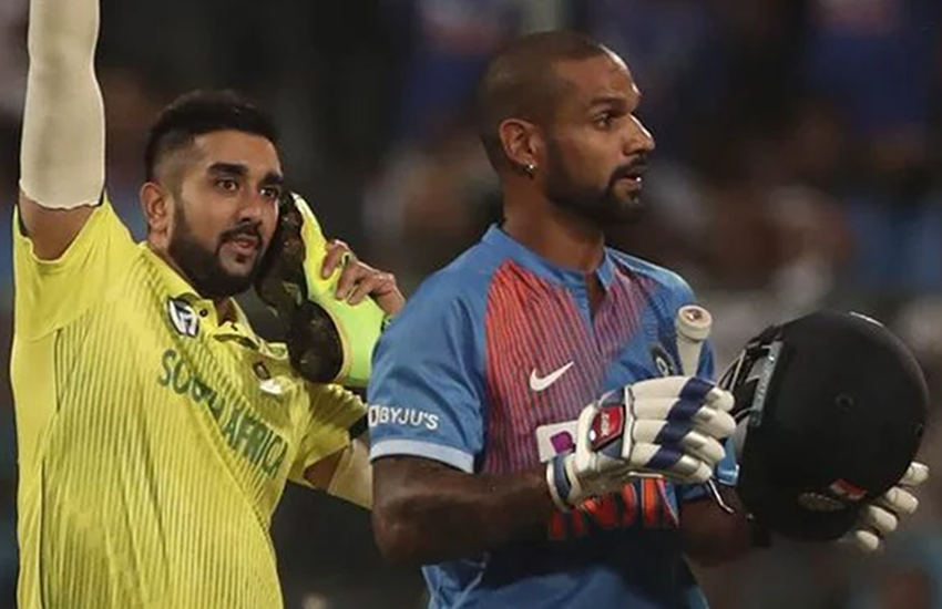 इस साल दक्षिण अफ्रीका के भारत दौरे के दौरान भी तबरेज शम्सी ने मैदान पर अपनी एक हरकत के कारण काफी सुर्खियां बटोरी थीं। उन्होंने शिखर धवन का विकेट लेने के बाद अपने जूते को कान में लगाकर फोन करने का नाटक किया था। (फाइल फोटो)