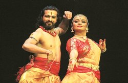 शिव-पार्वती के रूप का मंचन भरतनाट्यम, छऊ और कुचिपुड़ी नृत्यकला से पेश किया