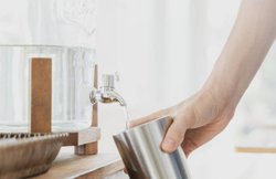 जानिए क्या ठंड में कम पानी पीने से होता है डिहाइड्रेशन, हर रोज कब कितना पानी पीएं