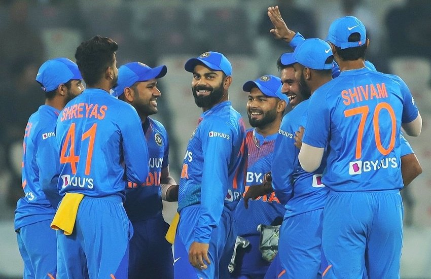 हैदराबाद में 6 दिसंबर 2019 को टी20 मैच के दौरान वेस्टइंडीज के बल्लेबाज को पवेलियन भेजने के बाद साथियों संग खुशी मनाते विराट कोहली। 