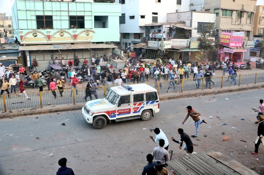 यह तस्वीर भी गुजरात के अहमदाबाद की है जहां पुलिस पर हमला करते बेखौफ उपद्रवी देखे जा सकते हैं।