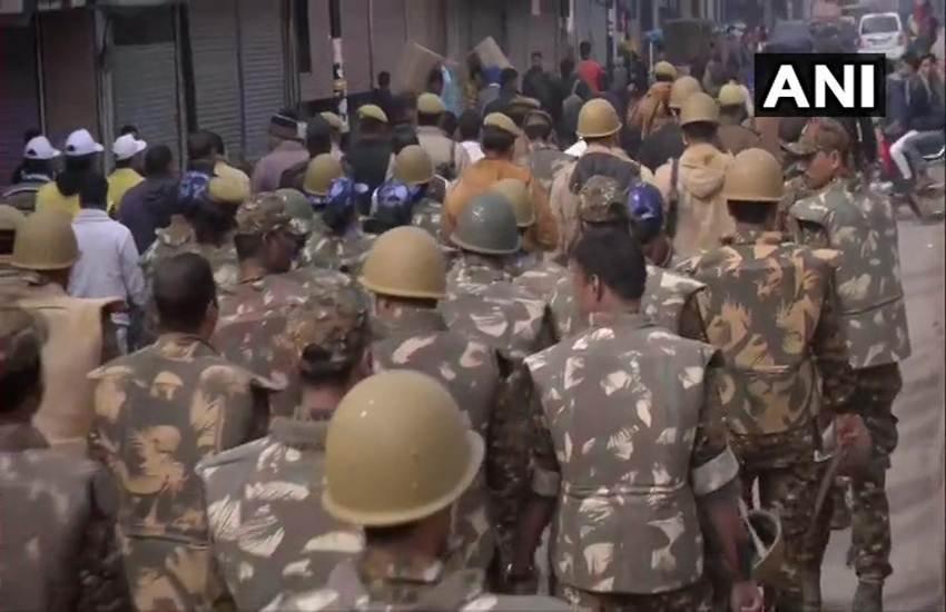 प्रदर्शनकारियों ने पुलिस पर की कार्रवाई। फोटो: ANI प्रदर्शनकारियों ने पुलिस पर की कार्रवाई। फोटो: ANI