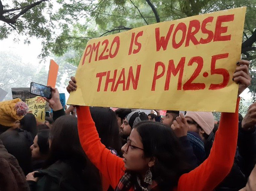 दिल्ली में प्रदूषण का स्तर बेहद खतरनाक पीएम2.5 पर दर्ज किया गया था। लोग इस PM 2.5 को पीएम मोदी से बेहतर बताते दिखे।