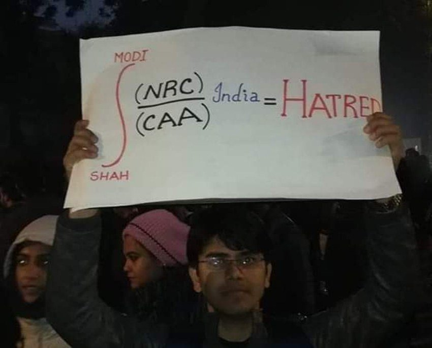 बता दें कि CAA का विरोध करने वालों का कहना है कि इस कानून से एक धर्म विशेष के लोगों को टार्गेट किया जा रहा है जो संविधान की मूल भावना का हनन है।