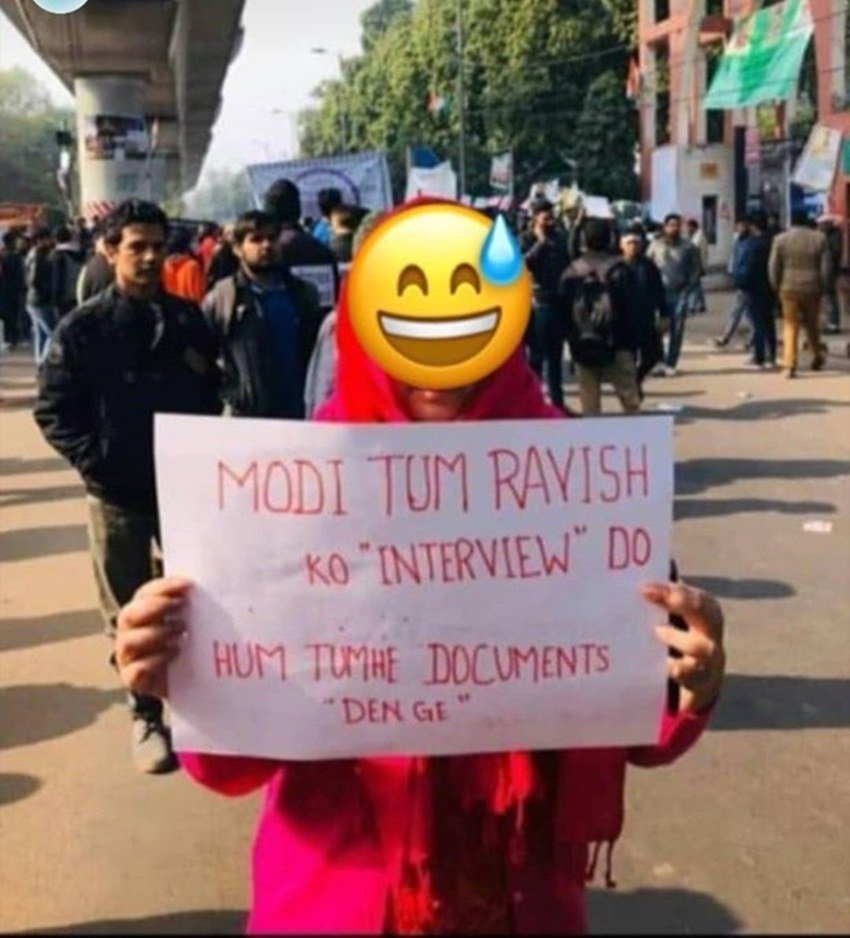 सोशल मीडिया में पिछले लंबे अरसे से पीएम मोदी को रवीश कुमार के साथ इंटरव्यू की चुनौती दी जाती रही है। एक महिला ने इसी का जिक्र करता हुआ एक प्लेकार्ड लिया जिसपर लिखा था- मोदी तुम रवीश को इंटरव्यू दो..हम तुम्हें डॉक्यूमेंट दे देंगे।