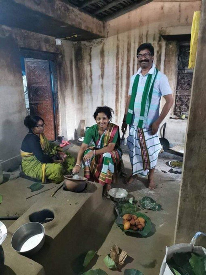 इस तस्वीर में हेमंत सोरेन की पत्नी और उनकी बहन दिख रही हैं।
