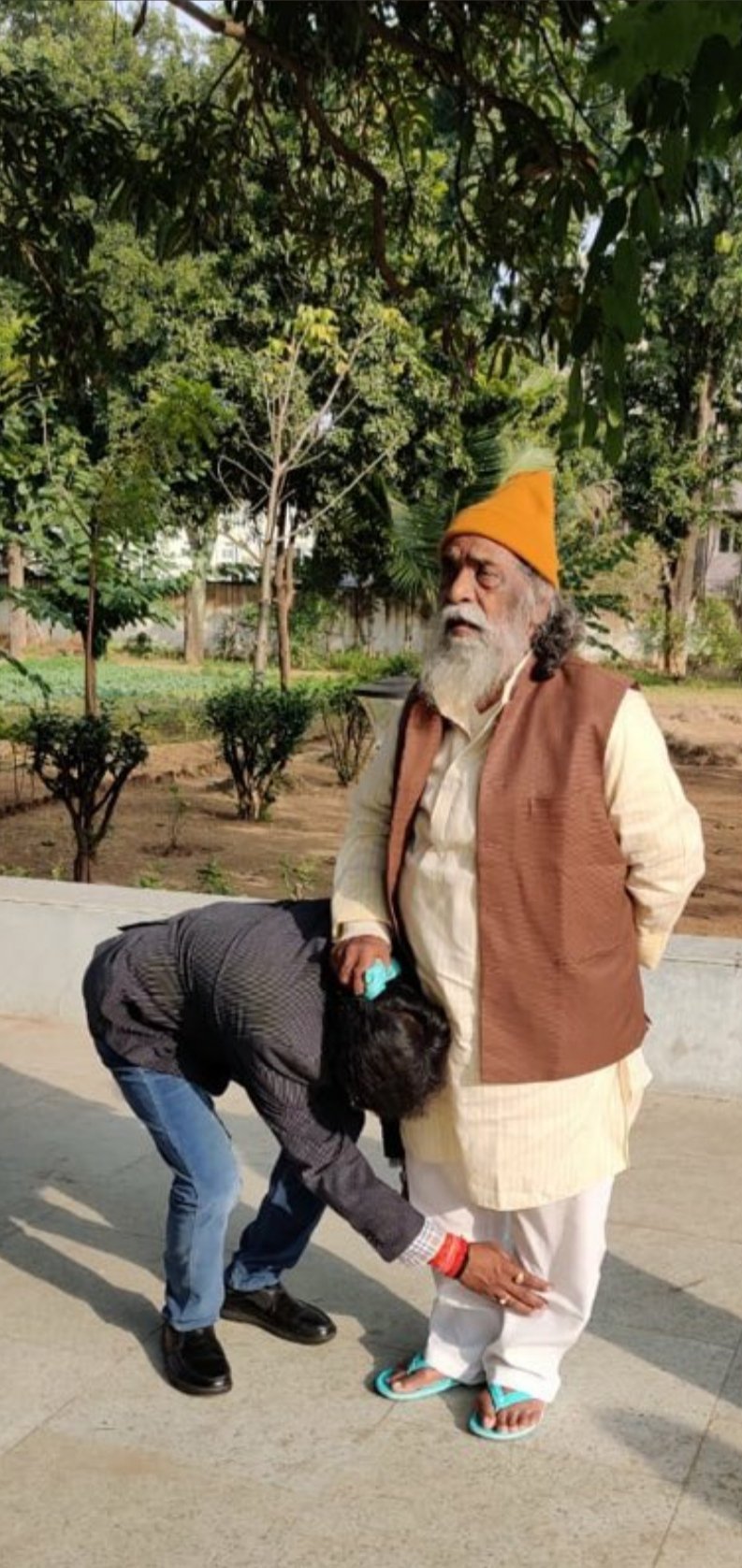 जीत के बाद हेमंत ने पिता का आशीर्वाद लिया।