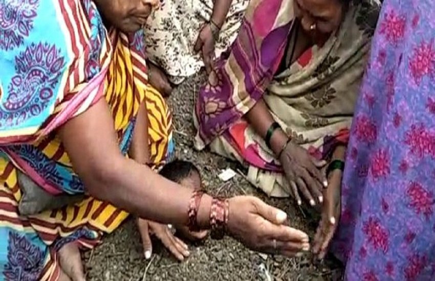 अंधविशावस के चलते कर्नाटक के गुलबर्गा में कुछ लोगों ने जिंदा बच्चों को जमीन में गाड़ दिया। (pc- twitter/Revathi Rajeevan)