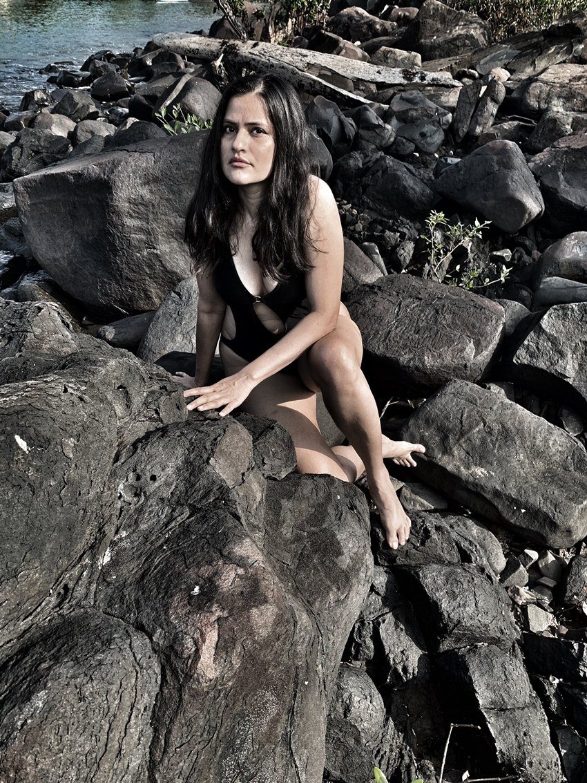 सोना महापात्रा ने ट्रोल्स को जवाब देते हुए लिखा- जो लोग मुझे ट्रोल कर रहे हैं उन्हें में कोई तवज्जो नहीं देती जैसे कि मोनॉकिनी में दिख रहे अपने बेली को नहीं दे रही।