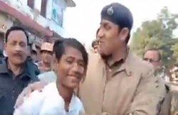 ‘यहीं रहना है तुम्हें, पढ़ना भी यहीं है’, इटावा SSP ने प्रदर्शनकारी को प्यार से समझाया CAA; टि्वटर पर लोग बता रहे हीरो
