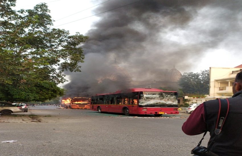 CAA, citizen amendment act, delhi news, jamia millia university student, student protest, set ablaze in three buses, metro station, delhi police, delhi traffic police, india news, india news in hindi,