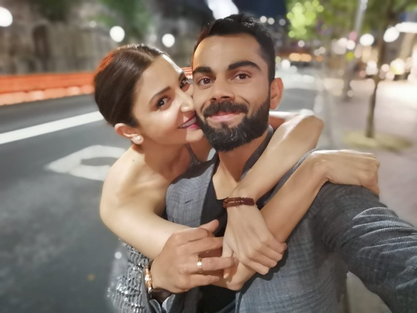 इससे पहले भी कई मौकों पर विराट और अनुष्का अपनी रोमांटिक तस्वीरें फैंस के साथ शेयर करते रहे हैं।