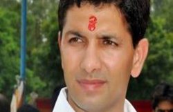 VIDEO: कांग्रेस के मंत्री जीतू पटवारी ने कार्यकर्ता को मारी लात, फिर धक्के देकर कमरे से बाहर निकाला