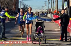 VIDEO: अमेरिका की जूलिया वेब ने 10 महीने की बेटी को लेकर पूरी की हॉफ मैराथन, गोल्ड मेडल जीतने के साथ वर्ल्ड रिकॉर्ड भी बनाया