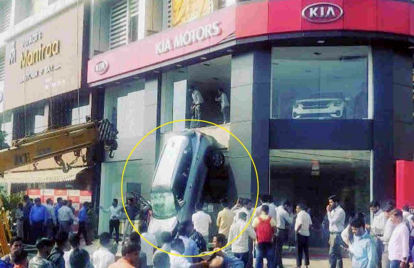 Kia Seltos Fall From Dealership Building, Kia Seltos Fall video, Kia Seltos Fall in mumbai, Kia Seltos price, Kia Seltos Fall features, Kia Seltos variants