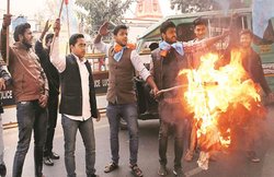 Lucknow University: पर्चा आउट होने के बाद लॉ की परीक्षाएं निरस्त, प्रोफेसर व MD के खिलाफ केस दर्ज; STF करेगी जांच