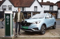 MG ZS EV इलेक्ट्रिक एसयूवी के लिए दिल्ली में लगाए गए फास्ट चार्जर्स, महज 50 मिनट में हो जाएगी चार्ज!