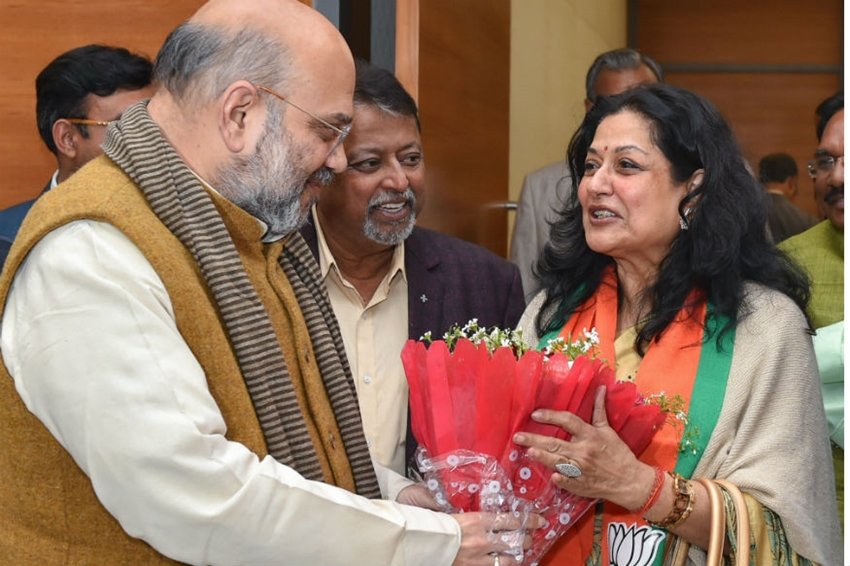 बता दें कि मौसमी चटर्जी अब फिल्मों में बहुत ज्यादा एक्चिव नहीं हैं। उन्होंने भारतीय जनता पार्टी ज्वाइन कर ली है औऱ राजनीति करने लगी हैं।