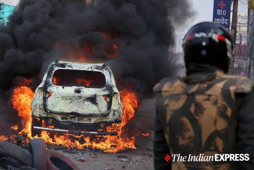 नागरिकता कानून (CAA) के विरोध में उत्तर प्रदेश की राजधानी लखनऊ में प्रदर्शन ने हिंसक रूप ले लिया। प्रदर्शनकारियों ने पुलिस पर पत्थरबाजी करते हुए गाड़ियों और पुलिस चौकी को आग के हवाले कर दिया। पुराने शहर में हुए इस हिंसक प्रदर्शन पर काबू के लिए पुलिस को बल प्रयोग करना पड़ा। (Express photo by Vishal Srivastav)