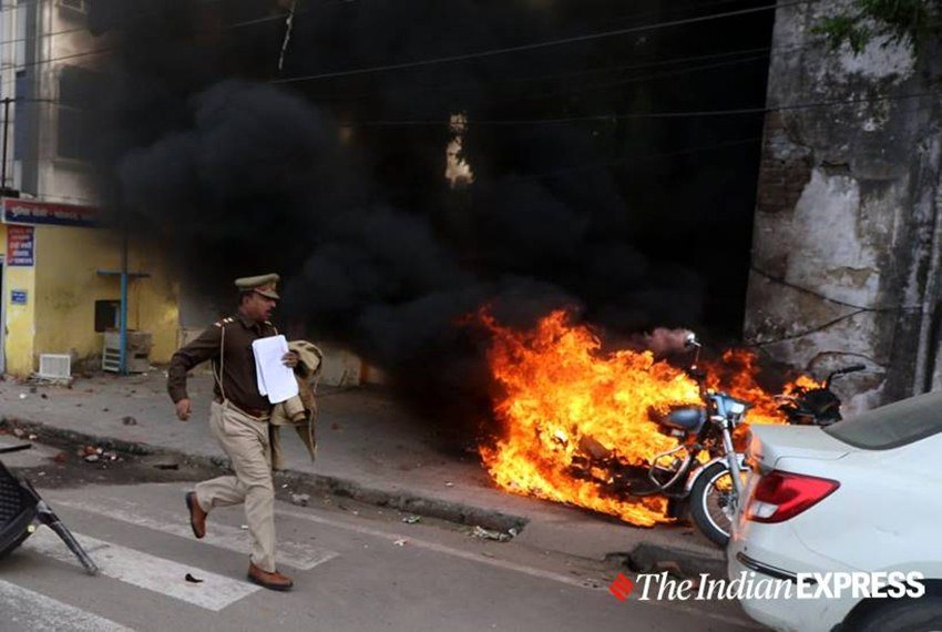 प्रदर्शनकारियों ने पुलिस की गाड़ियों को भी नहीं छोड़ा और उसे भी आग के हवाले कर दिया। (Express photo by Vishal Srivastav)