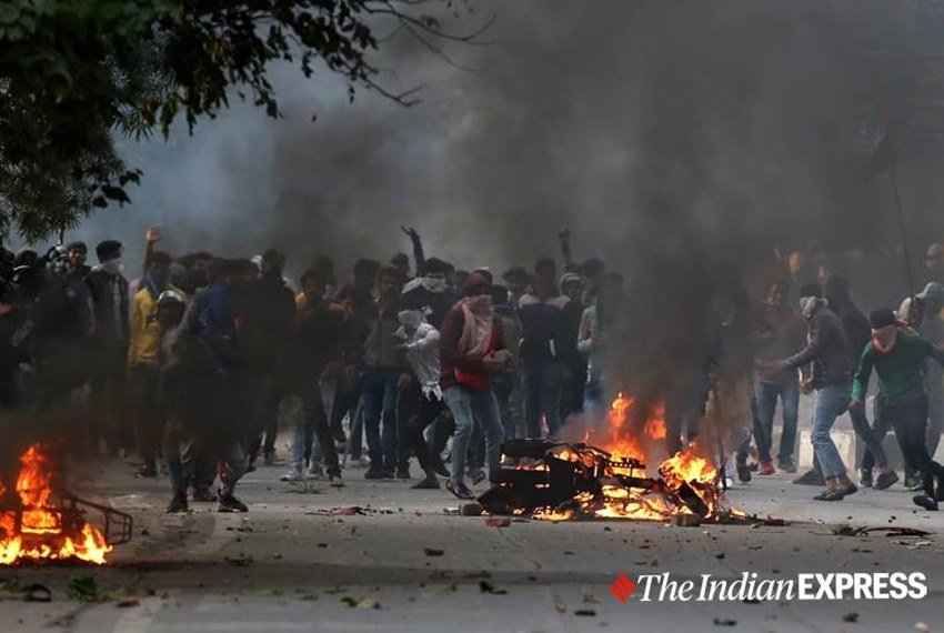 हिंसा करने वाले ज्यादातर प्रदर्शनकारी अपने मुंह को ढक कर उपद्रव कर रहे थे। (Express photo by Vishal Srivastav)
