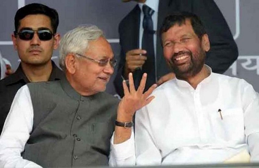 बिहार के मुख्यमंत्री नीतीश कुमार और केंद्रीय मंत्री रामविलास पासवान। (file photo) 