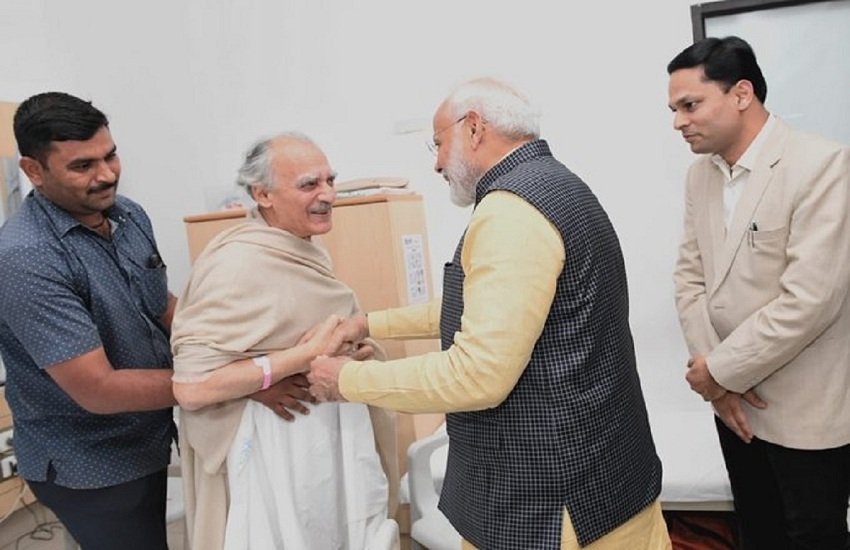 प्रधानमंत्री नरेंद्र मोदी ने रूबी हॉल क्लिनिक में भर्ती पूर्व केंद्रीय मंत्री अरुण शौरी से मुलाकात की। (narendra Modi/Twitter)