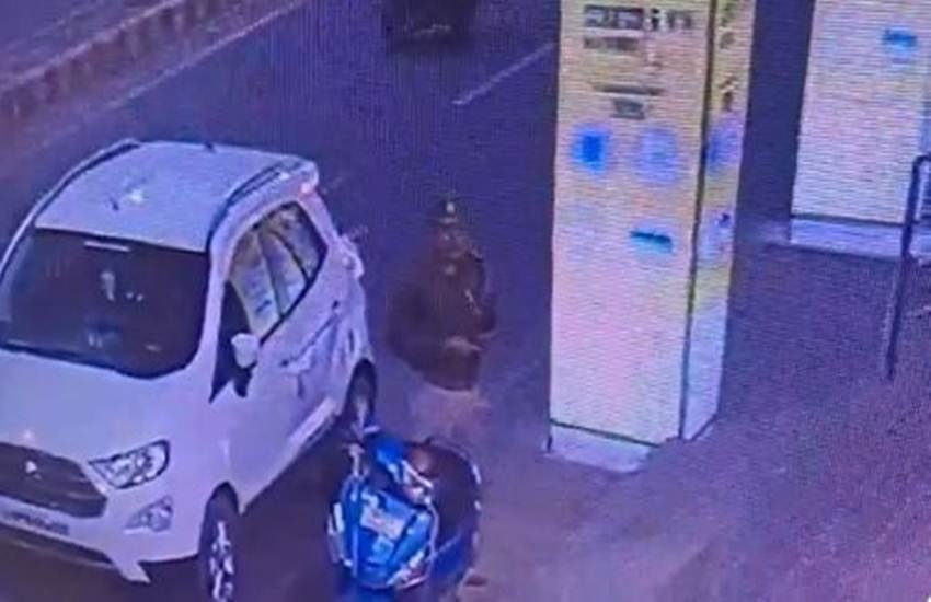 आरोपियों को गिरफ्तार कर ले जाती पुलिस, फोटो सोर्स - इंडियन एक्सप्रेस