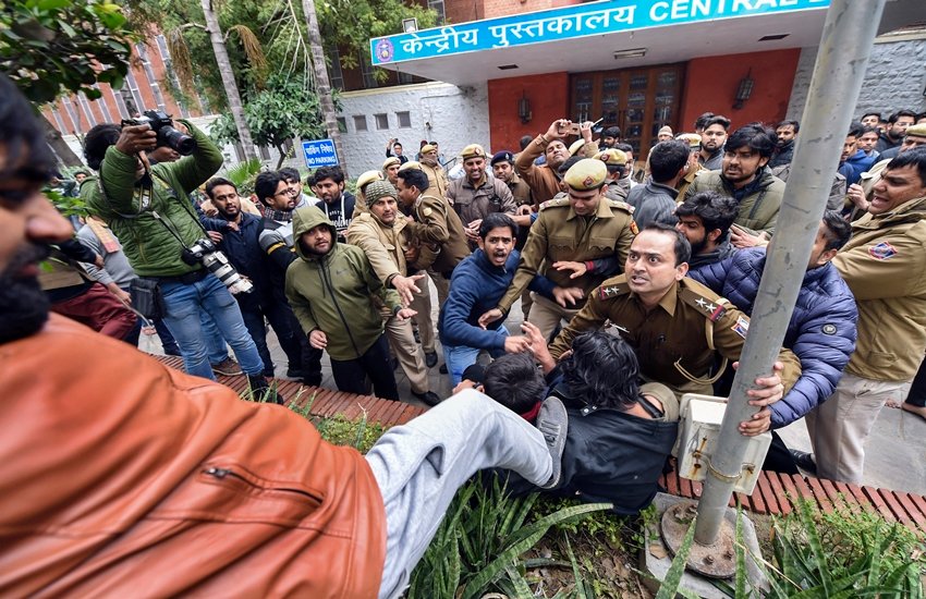 दिल्ली विश्वविद्यालय के तमाम छात्रों ने जामिया और एएमयू के छात्रों के साथ हुई पुलिसिया कार्रवाई के खिलाफ परीक्षा का बहिष्कार करते हुए प्रदर्शन किया। (Photo: PTI)