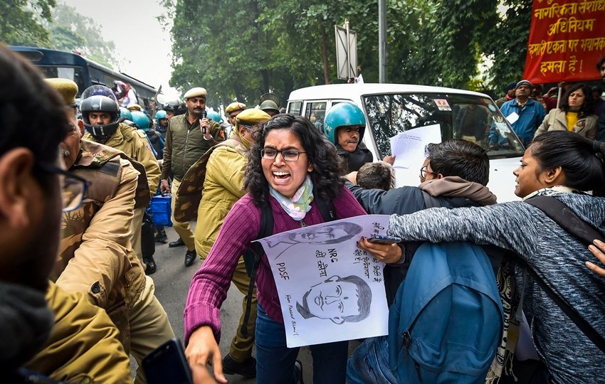 पुलिस की सख्ती के सामने कई प्रदर्शनकारियों के आंसू भी निकल पड़े। (PTI Photo/Manvender Vashist)(PTI12_19_2019_000060B)
