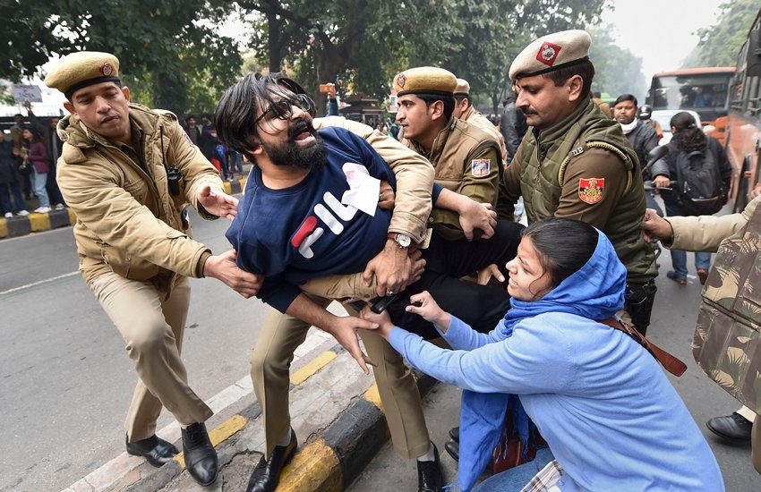 पुलिस प्रदर्शन कर रहे लोगों पर सख्ती करती कैमरे में कैद हुई। (PTI Photo/Manvender Vashist)