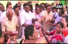 Sonia Gandhi, uducherry Chief Minister, V Narayanasamy, Congress party workers, Sonia Gandhi birthday, bjp, onion, priyanka gandhi