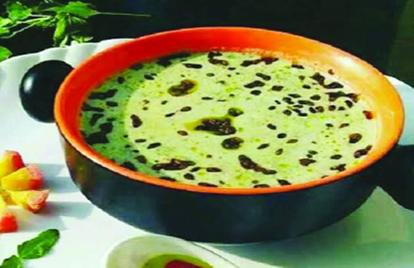 सर्दी में रायता बनाने के लिए बथुआ सबसे उत्तम शाक होता है। 