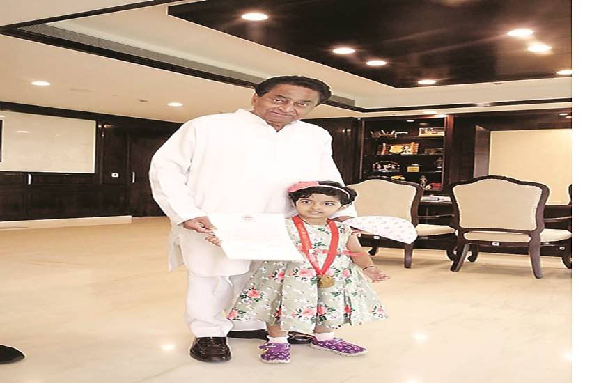 षंजना महज दस माह की उम्र से ही लिखती है। षंजना महज दस माह की उम्र से ही लिखती है।