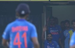 IND vs WI, Video: फिफ्टी से पहले ही श्रेयस अय्यर मनाने लगे जश्न, ड्रेसिंग रूम में बैठे कप्तान कोहली ने दिया ऐसा रिएक्शन