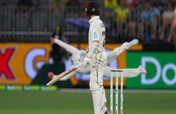 VIDEO: रन लेने से रोका तो मैदान पर ही अंपायर से बहस करने लगे स्टीव स्मिथ, शेन वॉर्न ने भी जताई नाराजगी