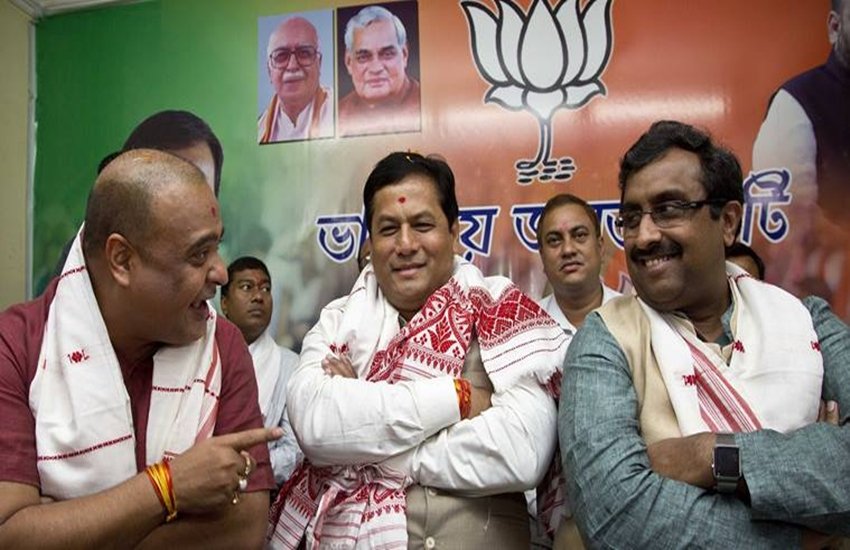 असम के मुख्यमंत्री सर्बानंद सोनोवाल, साथ में राम माधव और ह्मन्त बिस्वा शर्मा। (फाइल फोटो)
