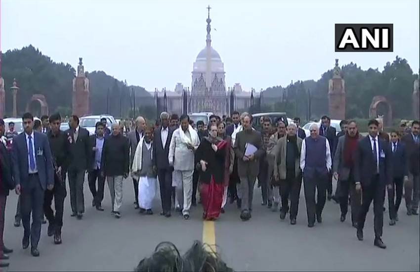 राष्ट्रपति रामनाथ कोविंद से भेंट के बाद पत्रकारों को संबोधित करने आता विपक्षी प्रतिनिधिमंडल। 