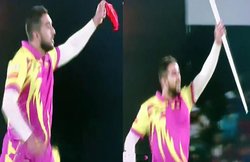 VIDEO: दक्षिण अफ्रीकी गेंदबाज तबरेज शम्सी ने विकेट लेने के बाद मैदान पर ही दिखाया जादू, लाल रूमाल को सफेद छड़ी में बदल दिया