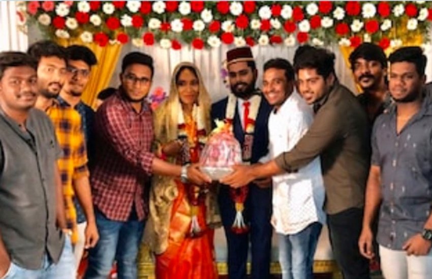 शादीशुदा कपल को अनोखा तोहफा देना चाहते थे दोस्त, लेकर पहुंचे ‘प्याज का गुलदस्ता।’ फोटो सोर्स: सोशल मीडिया