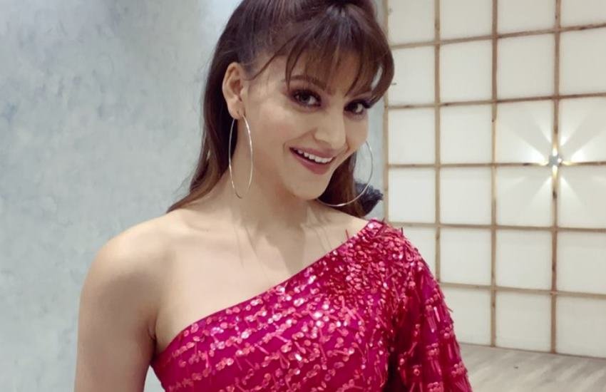 Urvashi Rautela, Actress Urvashi Rautela, Urvashi Rautela Reached To Stand up Comedy, Urvashi Comedy on Stage, Urvashi Rautela Done Yoga on Stand Up Comedy, Social Media reacting on Urvashi Rautela, Urvashi Rautela Comedy Debut Video, entertainment news, Bollywood News, Television News Urvashi Rautela, Actress Urvashi Rautela, Urvashi Rautela Reached To Stand up Comedy, Urvashi Comedy on Stage, Urvashi Rautela Done Yoga on Stand Up Comedy, Social Media reacting on Urvashi Rautela, Urvashi Rautela Comedy Debut Video, entertainment news, Bollywood News, Television News