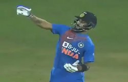 VIDEO: विराट कोहली ने चुकाया 2 साल पुराना हिसाब, बीच मैदान में काटी वेस्टइंडीज के केसरिक विलियम्स की रसीद