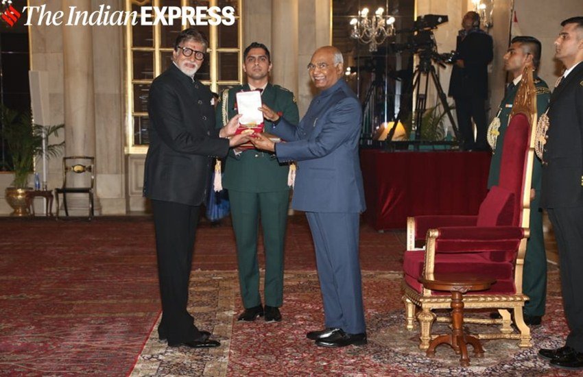 बॉलीवुड सुपरस्टार और सदी के महानायक अमिताभ बच्चन को भारतीय सिनमा के सर्वोच्च सम्मान दादा साहेब फाल्के अवार्ड से सम्मानित किया गया है। अमिताभ बच्चन को ये सम्मान देश के राष्ट्रपति रामनाथ कोविंद 29 दिसंबर को राष्ट्रपति भवन में आयोजित एक कार्यक्रम में दिया। अमिताभ बच्चन ने इस सम्मान से नवाजे जाने के बाद भारत सरकार के साथ ही देश की जनता का भी धन्यवाद किया।