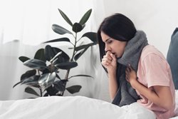 ठंड में ज्यादा कपड़े पहनना ठीक है या नहीं? जानिए सर्दी में खुद को कैसे रखें सुरक्षित